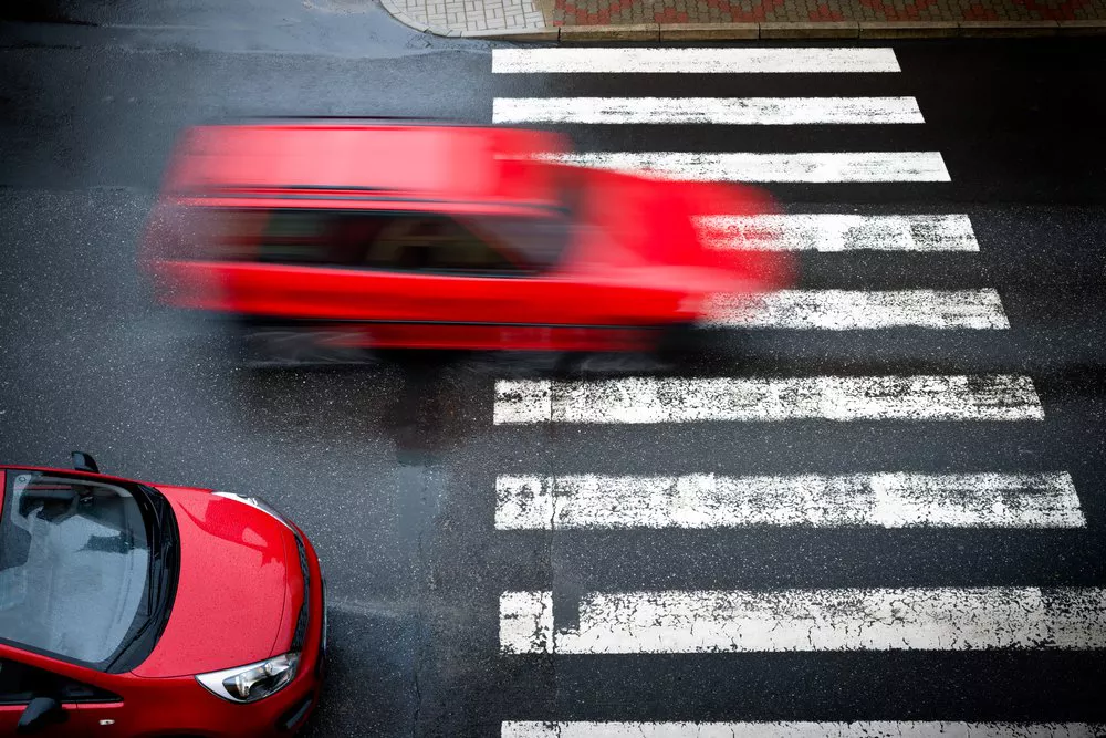 Possibile ritiro della patente in caso di sorpasso o di semaforo rosso?
