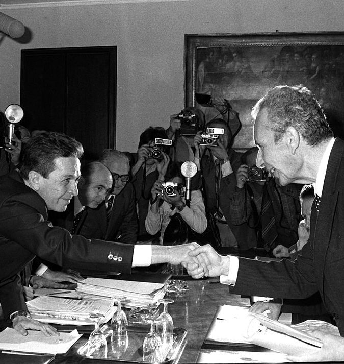Aldo Moro stringe la mano a Enrico Berlinguer