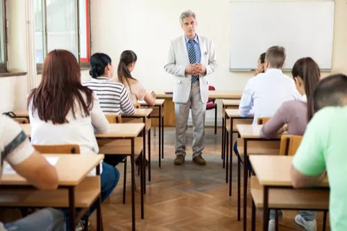 Il degrado delle scuole: fino a 35 alunni in una classe, a Milano mancano le sedie