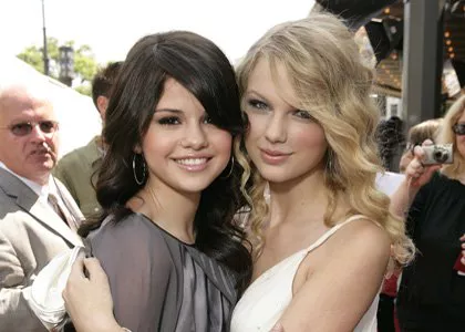 Selena vs Taylor: look a confronto.