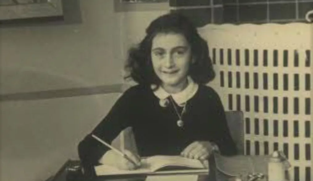 Docente licenziata per aver fatto leggere il diario di Anna Frank a fumetti