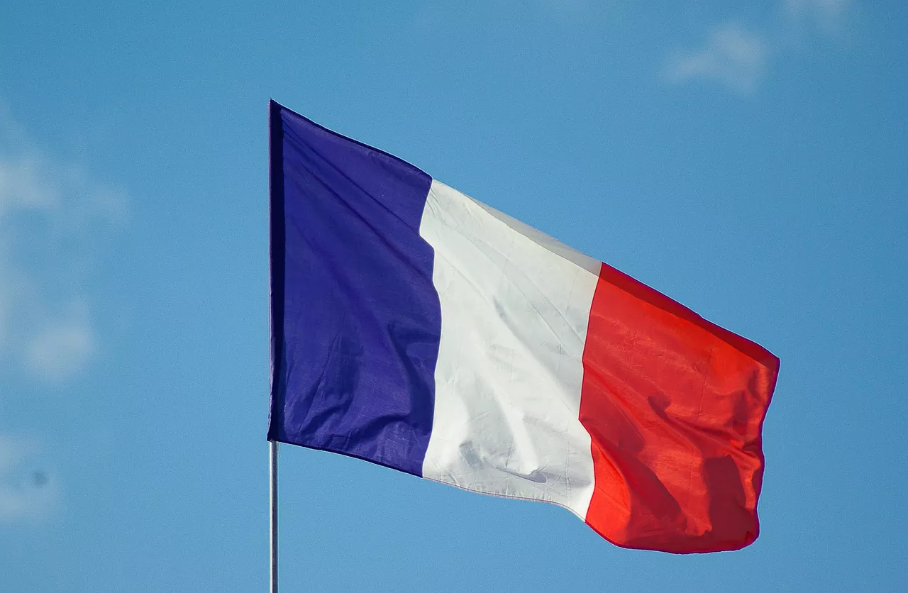 Lezioni di cucina a Scuola per combattere l'inflazione: la proposta choc della ministra francese