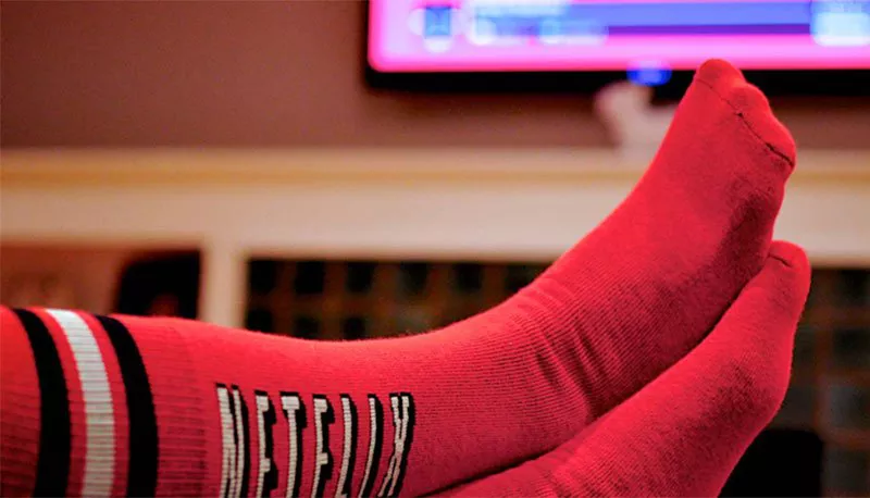 Netflix inventa i calzini che mettono in pausa le Serie Tv quando ci si addormenta