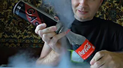 Coca Cola e gas per gli accendini: il mix è esplosivo