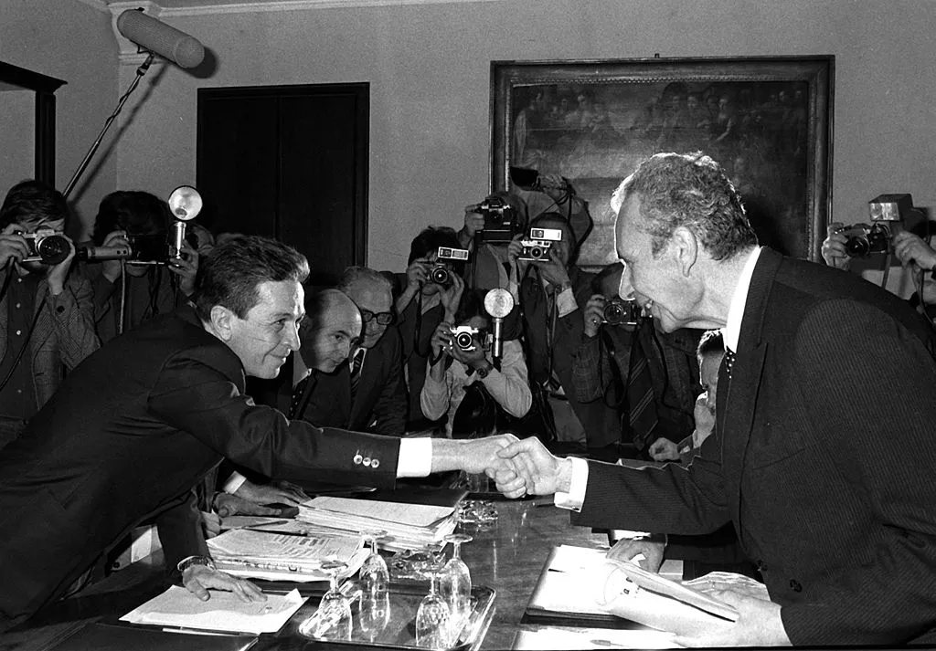 Aldo Moro stringe la mano a Enrico Berlinguer